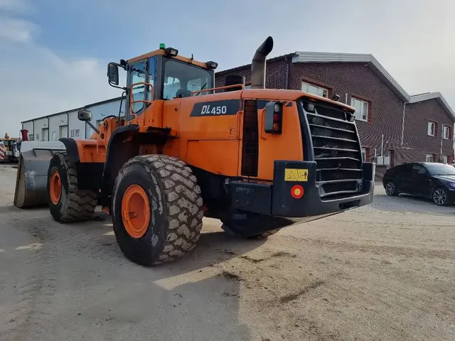 Doosan 821 DL450 — Radlader — gebraucht kaufen | 123Machinery