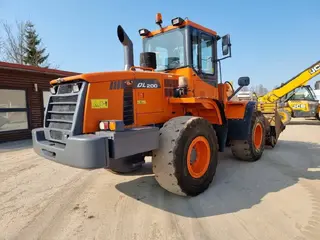Doosan 821 DL200 — Radlader — gebraucht kaufen | 123Machinery