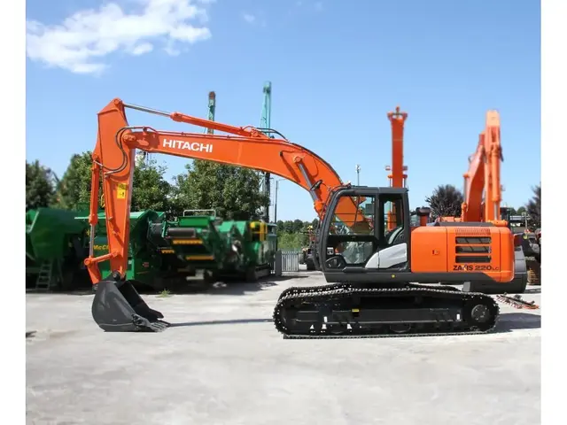 Hitachi ZX220LC-Gi — Kettenbagger — neu kaufen | 123Machinery