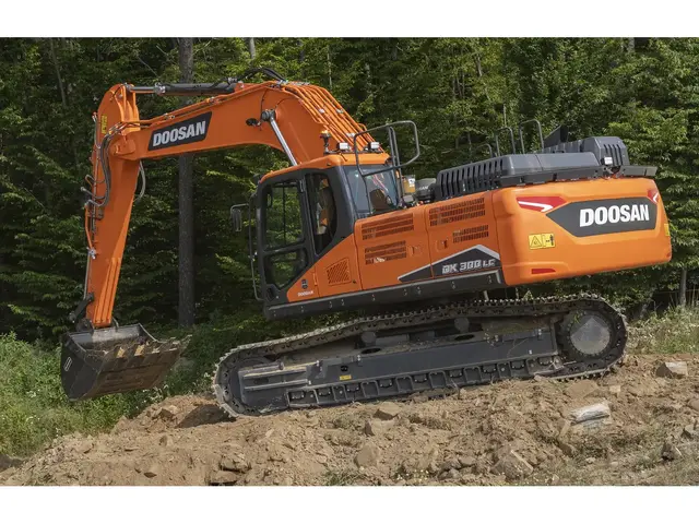 Doosan DX 300 NLC-7 — Kettenbagger — gebraucht kaufen | 123Machinery