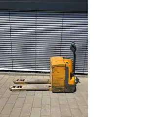 Jungheinrich EJE 220 R — Elektrohubwagen — gebraucht kaufen | 123Machinery