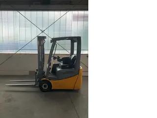 Jungheinrich EFG 215 — Elektrostapler — gebraucht kaufen | 123Machinery