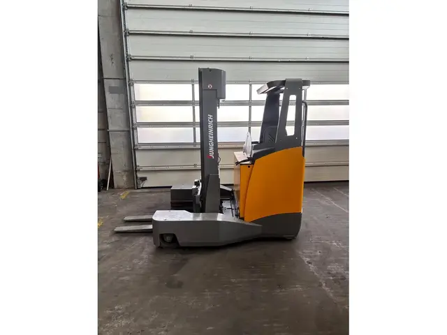Jungheinrich ETV-Q25 — 4-Wege-Schubmaststapler — gebraucht kaufen | 123Machinery