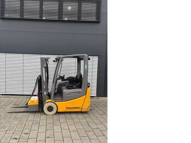 Jungheinrich EFG 215 — Elektrostapler — gebraucht kaufen | 123Machinery