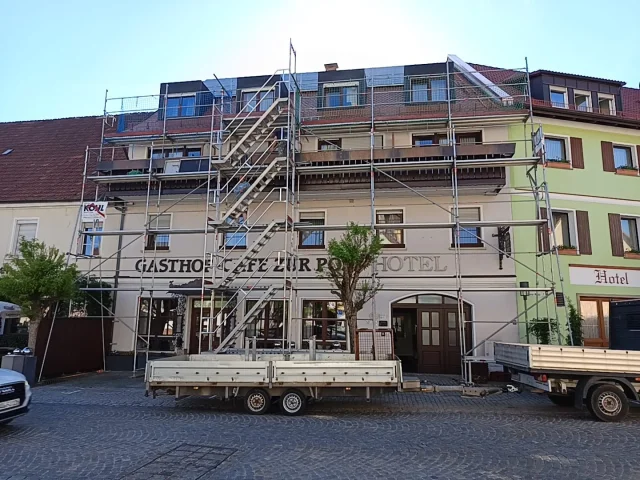 Layher Fassadengerüst mit Treppenaufgang – Stahl & Alu — Gerüste — gebraucht mieten | 123Machinery