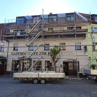 Layher Fassadengerüst mit Treppenaufgang – Stahl & Alu