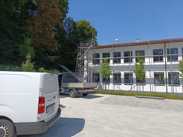 Layher Fassadengerüst mit Treppenturm – Büro- & Gewerbebau — Gerüste — gebraucht mieten | 123Machinery
