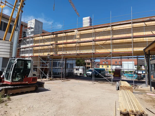 Layher Stahlgerüst für Neubau – Großprojekte — Gerüste — gebraucht mieten | 123Machinery