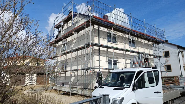 Layher Fassadengerüst – Sanierung & Malerarbeiten — Gerüste — gebraucht mieten | 123Machinery