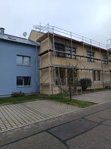 Fassadengerüst mit Treppenturm – öffentliche Bauten — Gerüste — gebraucht mieten | 123Machinery