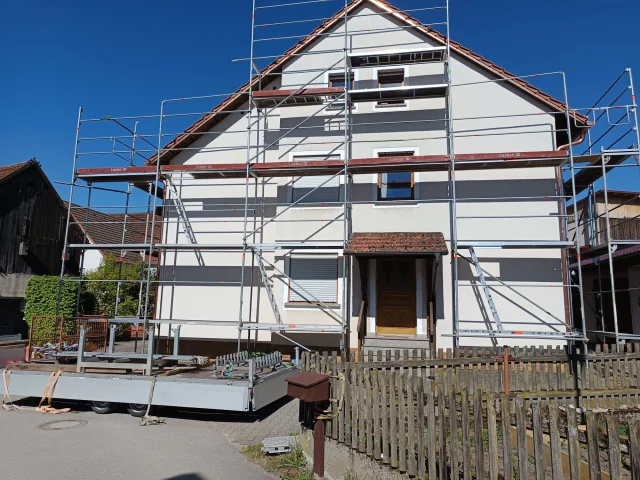 Layher Gerüst – Wohnhaus-Sanierung — Gerüste — gebraucht mieten | 123Machinery