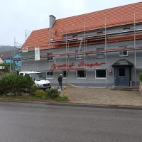 Layher Fassadengerüst mit Dachfanggerüst — Gerüste — gebraucht mieten | 123Machinery