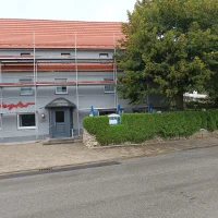 Layher Fassadengerüst mit Dachfanggerüst — Foto 2