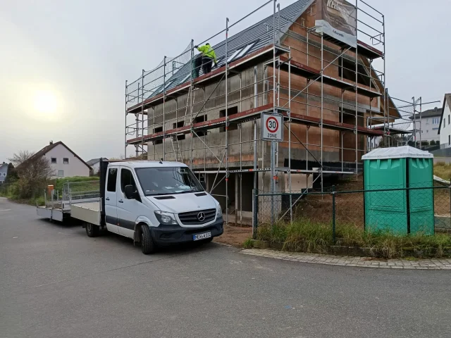 Fassadengerüst für Neubau & Rohbau – Layher — Gerüste — gebraucht mieten | 123Machinery