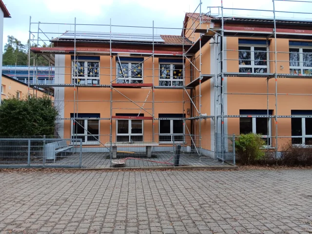 Layher Fassadengerüst für Schule & Photovoltaik-Montage — Gerüste — gebraucht mieten | 123Machinery