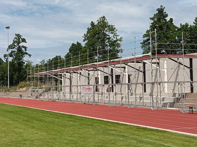 Layher Fassadengerüst für Neubau – Sport- & Vereinsbau — Gerüste — gebraucht mieten | 123Machinery