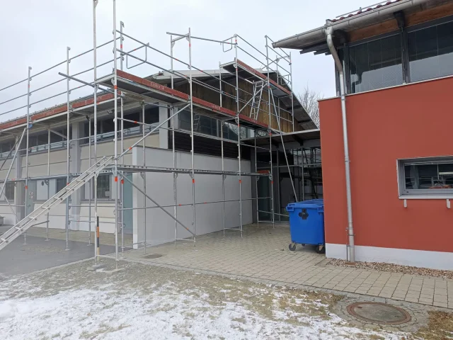 Layher Fassadengerüst mit Treppenturm – Gewerbehallen — Gerüste — gebraucht mieten | 123Machinery