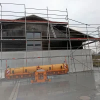 Layher Fassadengerüst mit Treppenturm – Gewerbehallen — Foto 2
