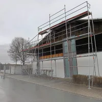 Layher Fassadengerüst mit Treppenturm – Gewerbehallen — Foto 3