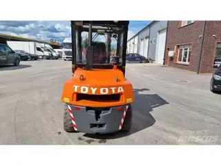 Toyota R260 FD55 — Foto 4
