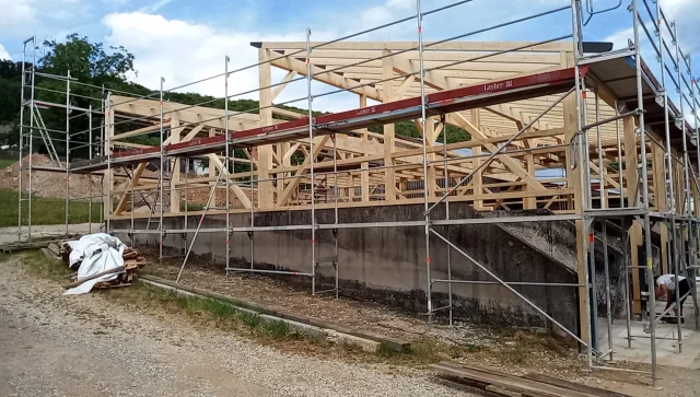 Layher Fassadengerüst für landwirtschaftliche Hallen — Gerüste — gebraucht mieten | 123Machinery
