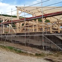 Layher Fassadengerüst für landwirtschaftliche Hallen — Gerüste — gebraucht mieten | 123Machinery