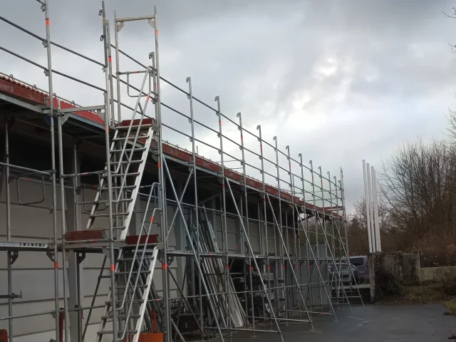 Layher Fassadengerüst mit Treppenturm – Industriehallen — Gerüste — gebraucht mieten | 123Machinery