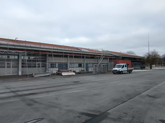 Layher Fassadengerüst für Hallen & Bauhof — Gerüste — gebraucht mieten | 123Machinery