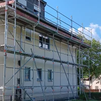 Layher Fassadengerüst für Wohn- & Mehrfamilienhäuser — Gerüste — gebraucht mieten | 123Machinery
