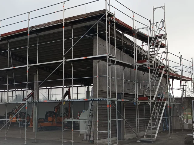 Layher Fassadengerüst für Lager- & Unterstellhallen — Gerüste — gebraucht mieten | 123Machinery