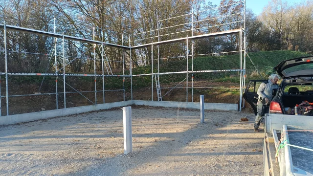 Freistehendes Layher Arbeits- & Schutzgerüst — Gerüste — gebraucht mieten | 123Machinery