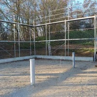 Freistehendes Layher Arbeits- & Schutzgerüst — Gerüste — gebraucht mieten | 123Machinery