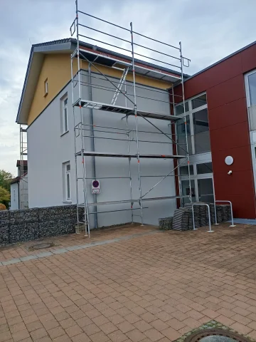 Layher Fassadengerüst für öffentliche Gebäude — Gerüste — gebraucht mieten | 123Machinery