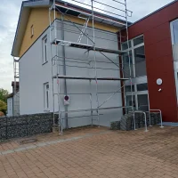 Layher Fassadengerüst für öffentliche Gebäude — Gerüste — gebraucht mieten | 123Machinery