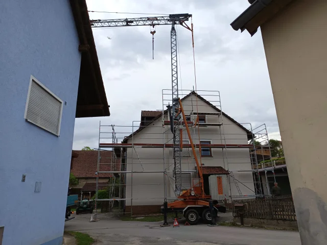 Fahrbarer Turmdrehkran für Bau & Sanierung — Selbstaufrichtende Turmdrehkrane — gebraucht mieten | 123Machinery