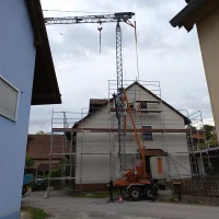 Fahrbarer Turmdrehkran für Bau & Sanierung — Selbstaufrichtende Turmdrehkrane — gebraucht mieten | 123Machinery