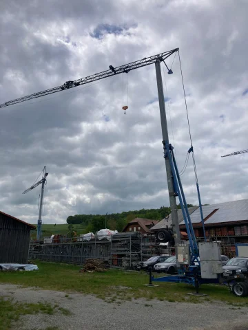 Selbstaufrichtender Baukran – Miete mit Lieferung & Montage — Selbstaufrichtende Turmdrehkrane — gebraucht mieten | 123Machinery