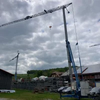 Selbstaufrichtender Baukran – Miete mit Lieferung & Montage — Selbstaufrichtende Turmdrehkrane — gebraucht mieten | 123Machinery