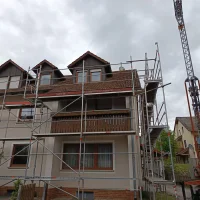 Kleiner Turmdrehkran (Untendreher) für die Baustelle — Selbstaufrichtende Turmdrehkrane — gebraucht mieten | 123Machinery
