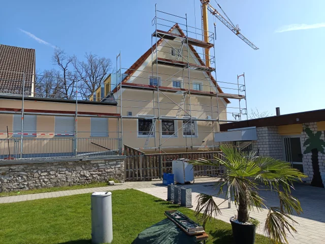 Turmdrehkran für Dachdecker & Gerüstbau — Selbstaufrichtende Turmdrehkrane — gebraucht mieten | 123Machinery
