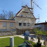 Turmdrehkran für Dachdecker & Gerüstbau — Selbstaufrichtende Turmdrehkrane — gebraucht mieten | 123Machinery