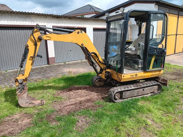 CAT Minibagger (Kettenbagger) mit Planierschild — Minibagger — gebraucht mieten | 123Machinery