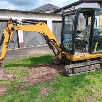 CAT Minibagger (Kettenbagger) mit Planierschild — Minibagger — gebraucht mieten | 123Machinery
