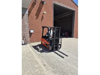Linde E20PL-02 2021y/ 4.1m/ 2750mh — Elektrostapler — gebraucht kaufen | 123Machinery