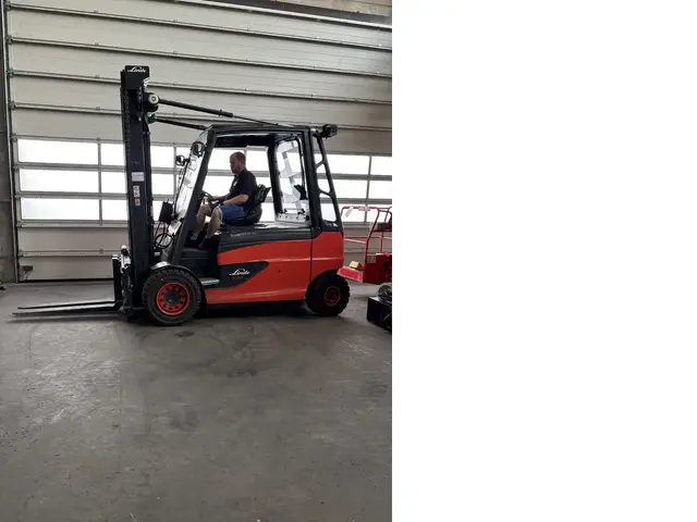 Linde E50HL-01 nur 81 Std. integr. Labegerät — Elektrostapler — gebraucht kaufen | 123Machinery