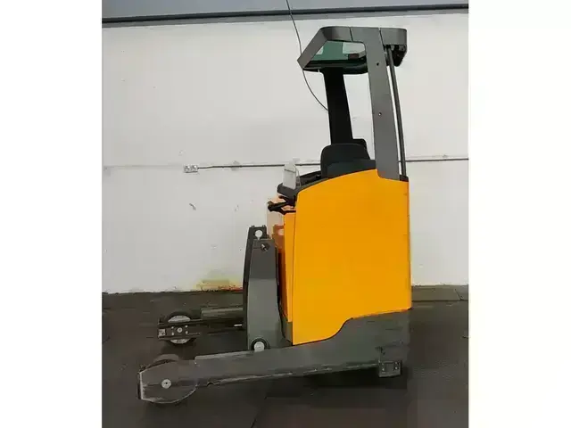 Jungheinrich ETV 214 /8.3m/ 6655mh — Schubmaststapler — gebraucht kaufen | 123Machinery