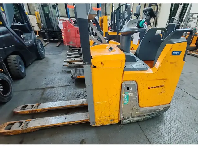 Jungheinrich ERE 225 batt2022 — Elektrohubwagen — gebraucht kaufen | 123Machinery