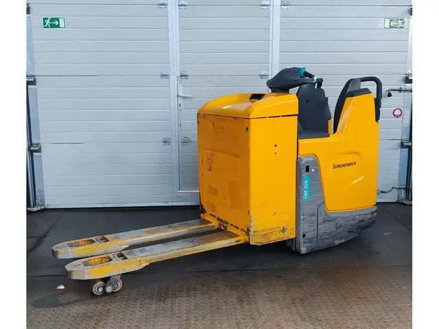 Jungheinrich ERE 225 batt2025/ 2t — Elektrohubwagen — gebraucht kaufen | 123Machinery
