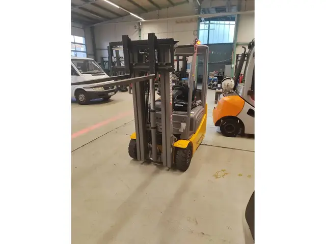 Jungheinrich EFG 215 — Elektrostapler — gebraucht kaufen | 123Machinery