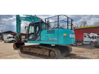 Kobelco 1304 SK210LC-9 — Foto 6